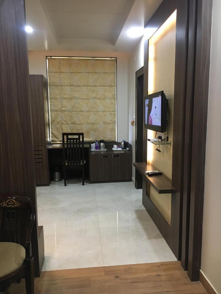 Hotel Ozas Grand Varanasi Exterior photo
